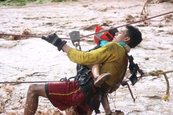 Bombero héroe: Sin plaza, sin salario y con el sueño de ser ingeniero civil (Fotos)