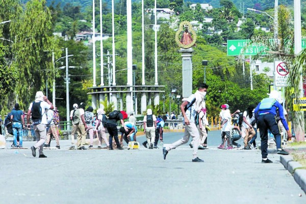 Honduras: Estudiantes de media recibirán bono de mil lempiras
