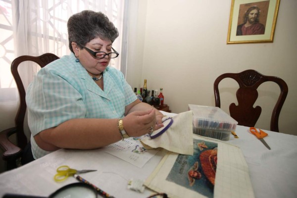 Con hilo y aguja, hondureña plasma su arte