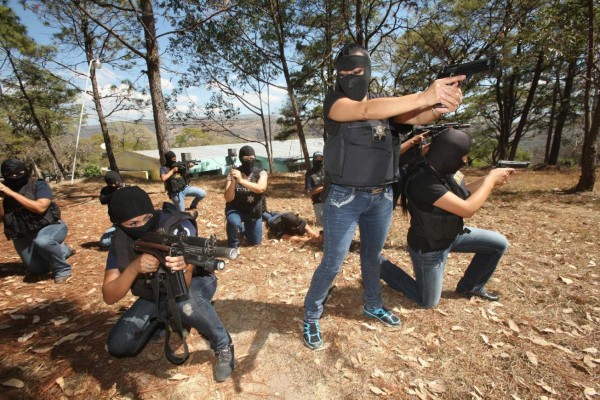 Siluetas femeninas enfrentan el peligro