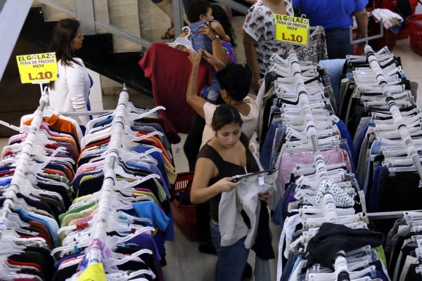 Abarrotadas de compradores se reportan tiendas de ropa usada en la capital de Honduras