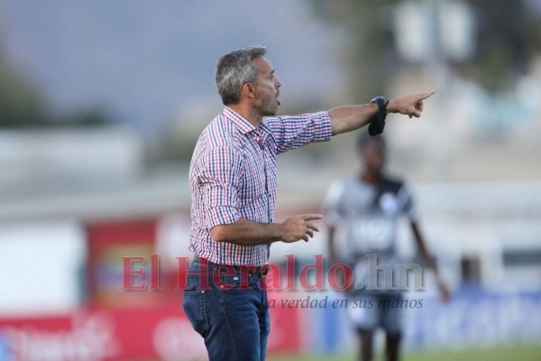 Festejo, consejos a los jugadores y presión por el debut: lo que no se vio en TV del triunfo de Olimpia en Danlí
