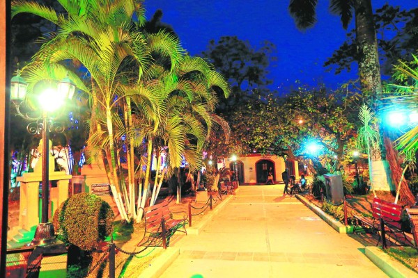 La Sultana de occidente resplandece de noche