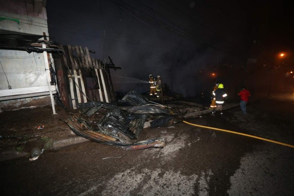 Voraz incendio consume cuartería