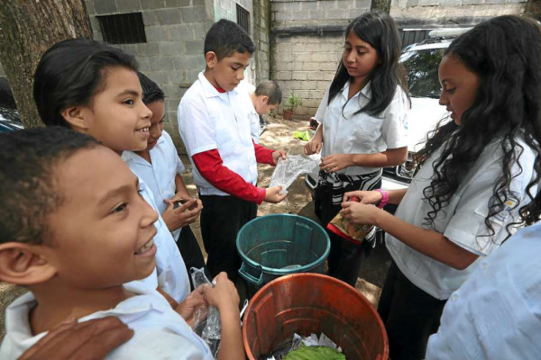Nuestros pequeños ambientalistas aprenden a elaborar abono orgánico
