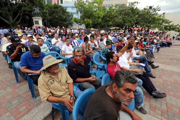 Capitalinos arman el ambiente en el parque Central por el partido de la 'H”