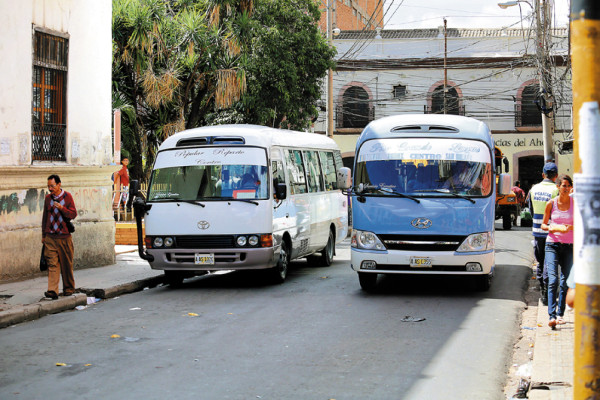 Imparable invasión del transporte en aceras y vías públicas