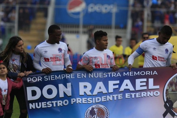 Las 10 fotos del emotivo homenaje a Rafael Ferrari en la final, el eterno presidente del Olimpia