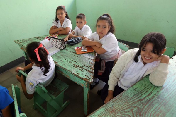 Destacado centro escolar se encuentra sin pupitres