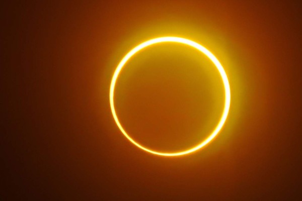 Las hermosas fotografías captadas durante el eclipse 'anillo de fuego'