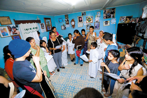 Peregrinos reciben alojamiento en los hogares capitalinos