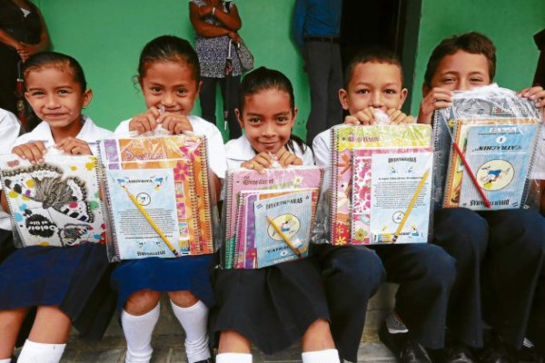 Cambiamos útiles por sonrisas en tres aldeas de El Paraíso