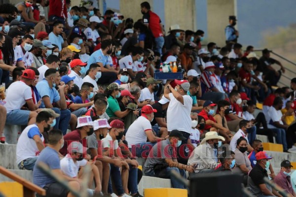 Festejo, consejos a los jugadores y presión por el debut: lo que no se vio en TV del triunfo de Olimpia en Danlí