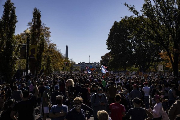Miles festejan en alrededores de la Casa Blanca al grito de 'fuera Trump'