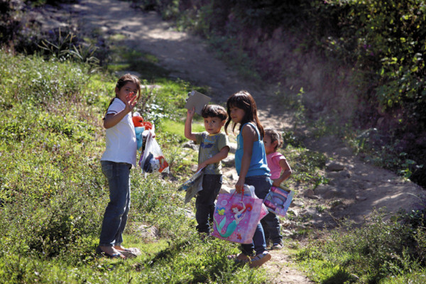 Santa no olvidó a sus niños de Azacualpa y Santa Elena