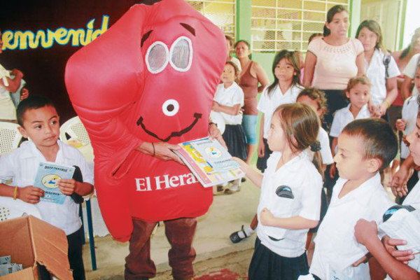 Soli-Diario calza y equipa con útiles a niños de El Rodeo