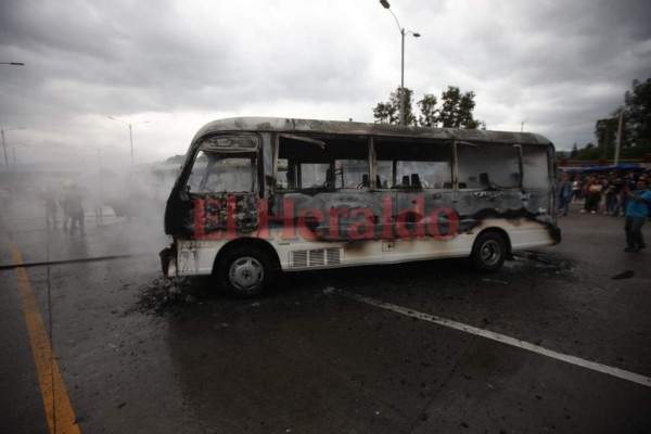 Las impactantes imágenes que dejó el incendio de tres buses rapiditos enfrente de la UNAH