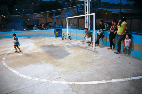 Débil inversión sume en el rezago canchas deportivas
