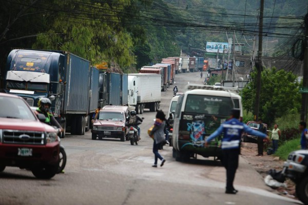 Desprendimiento de rocas a punto de causar tragedia en la Villa Nueva