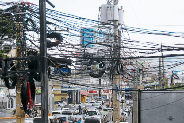 Marañas de cables permanecen intactas en Tegucigalpa
