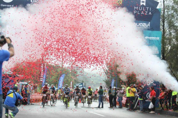 ¡Arrancó la Sexta Vuelta Ciclística de EL HERALDO!