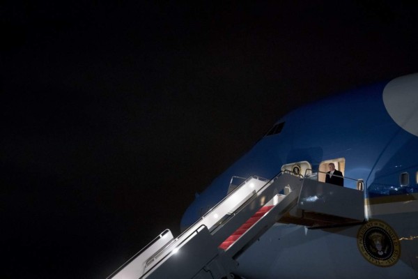 Trump se cubre de la lluvia mientras Melania y su hijo Barron se mojan (FOTOS)