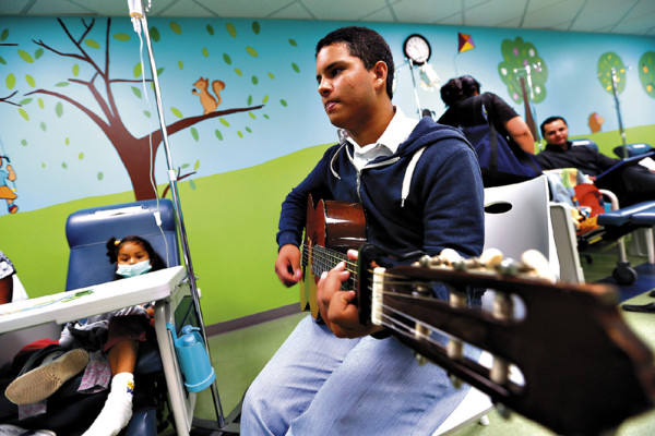 Dicen adiós al cáncer entre dibujos, música, juegos y sonrisas
