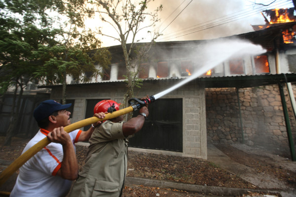 Voraz incendio reduce a cenizas del Instituto de Conservación Forestal