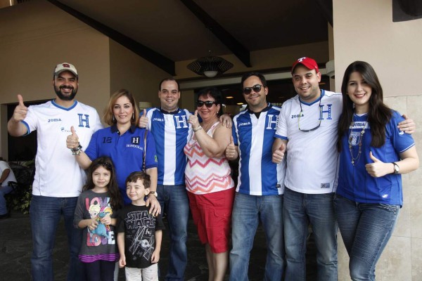 Espectacular ambiente de hondureños en El Salvador