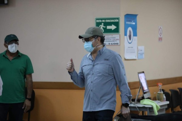 FOTOS: Enérgico y motivado, así abandonó el presidente Hernández el Hospital Militar