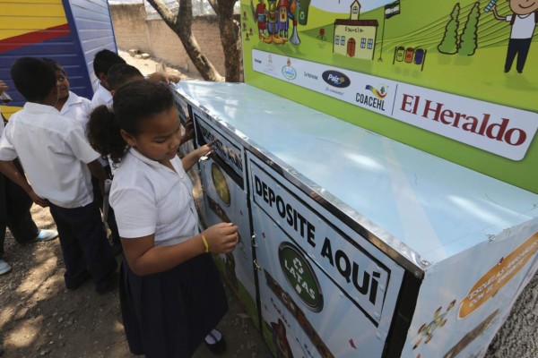 ¡Equipadas escuelas con contenedores especiales!