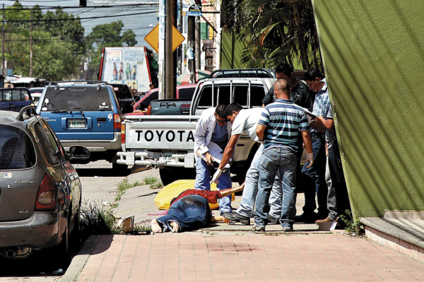 Frente a su trabajo matan a empleada municipal