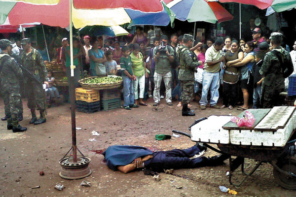 Frente a sus dos hijas acribillan a comerciante