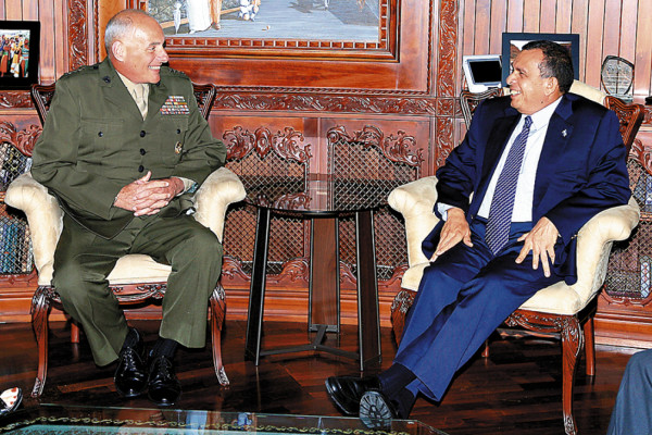 'Pepe” Lobo recibe a jefe del Comando Sur