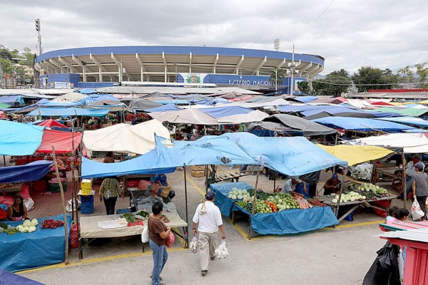 Un recorrido por la Feria del Agricultor y el Artesano