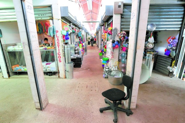 Puestos en mercado Colón continúan en abandono