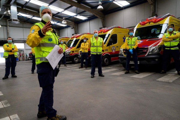 España controla llegadas del extranjero y estudia aliviar restricciones en Madrid