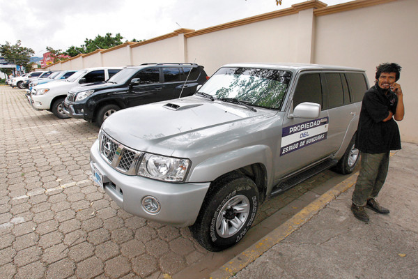 Vehículos circulan sin placas ni logo del Estado