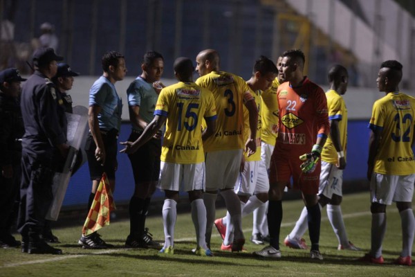 Motagua gana con equivocación arbitral