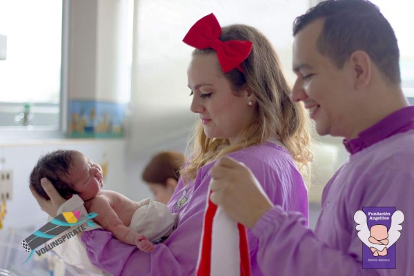 Bebés reciben amor en el Hospital Materno Infantil