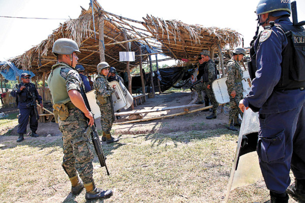 Unos 600 elementos policiales y militares desalojan invasores en Honduras
