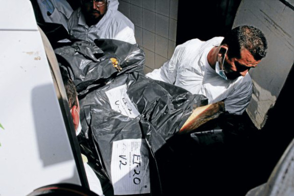 Hallan 15 cadáveres en dos autos en carretera cercana a Guadalajara