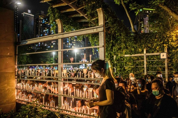 Con velas y en silencio, Hong Kong sale a las calles para recordar la masacre de Tiananmen&nbsp;&nbsp;