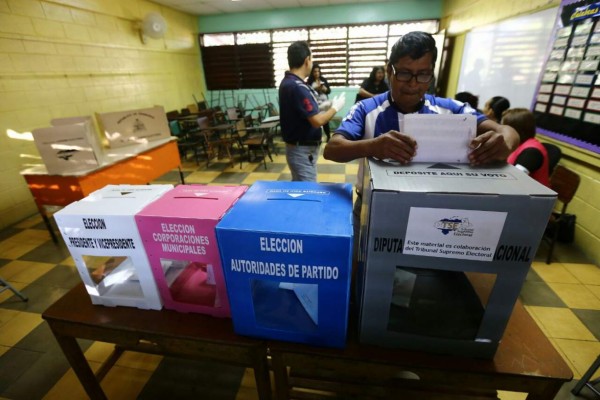 Hondureños se vuelcan a las urnas electorales de la zona sur de la capital