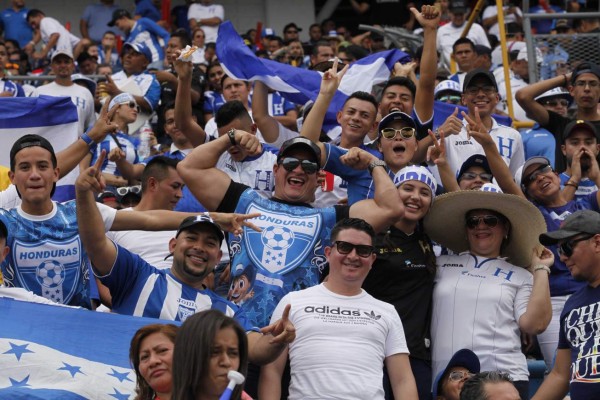 Honduras: La afición catracha apoyó, gritó y sufrió por la Bicolor en el Olímpico
