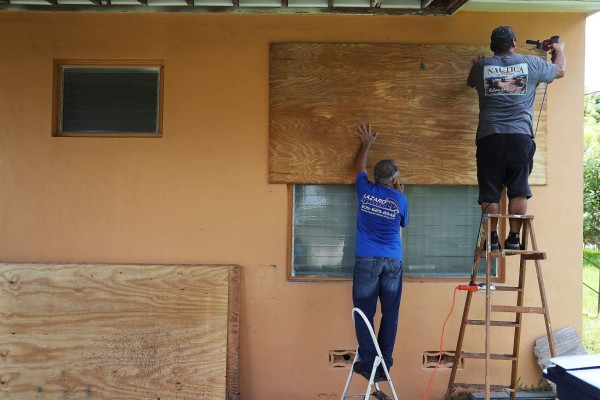 Residentes de los Cayos de Florida se preparan para evacuar