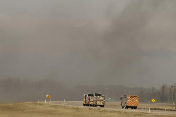 Temperatura y lluvia favorecen combate a incendio en Canadá