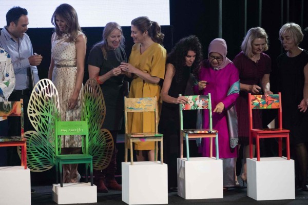 FOTOS: Melania Trump se roba la miradas en cumbre del G-20 por sus coloridos atuendos