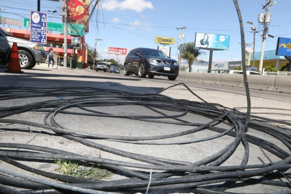 Marañas de cables ahora invaden las aceras de la ciudad