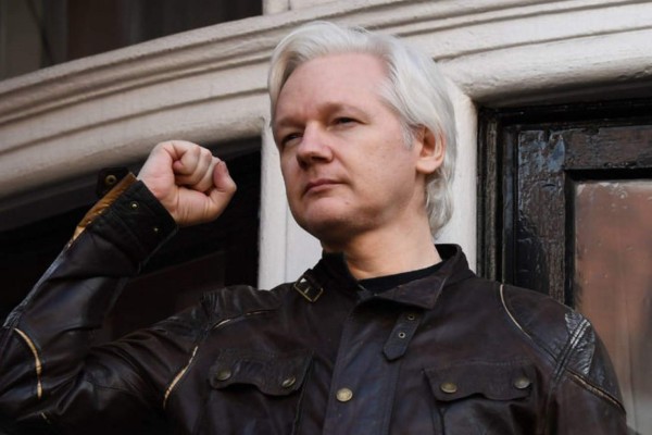 Oye voces y sufre maltrato: el calvario de Julian Assange en la cárcel